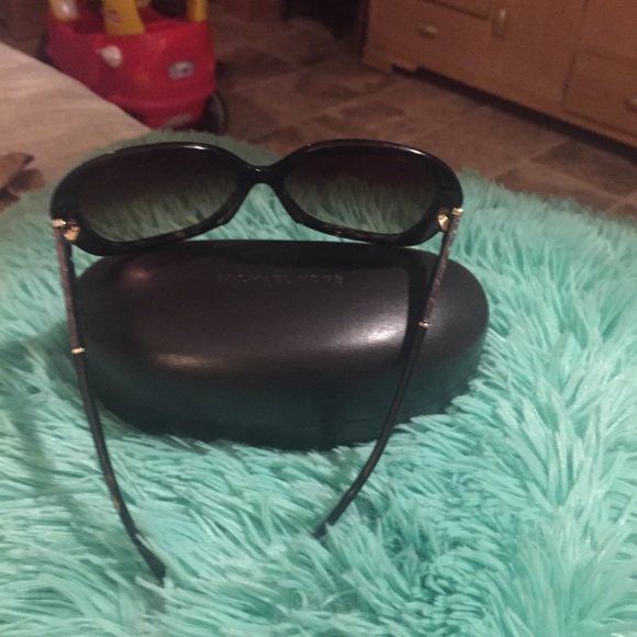 Miceal Kors  sunglasses - Picture 3 of 6